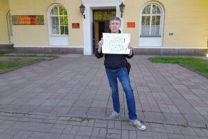 Ночью у военкомата в Петербурге задержали активиста Виталия Иоффе. Он открыто выступал против войны