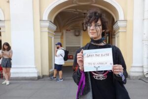 «Нет такого срока, который меня испугал бы». Интервью с Александром Синько — он пикетировал у Гостиного двора против трансфобного закона