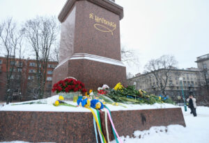 Суд прекратил административные дела петербуржцев, возлагавших цветы к памятнику Шевченко 24 февраля
