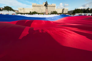Огромный триколор на Московском, интерактивный куб и «флешмоб-построение» из 1500 активистов. Как власти Петербурга отпраздновали День флага