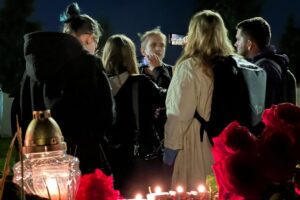В Петербурге ночью возле «ЧВК Вагнер Центра» появился стихийный мемориал. Несут цветы и к в кафе «Патриот»
