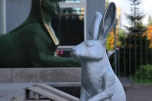 Скульптуру зайца Арсения в пятницу вернут к Петропавловской крепости