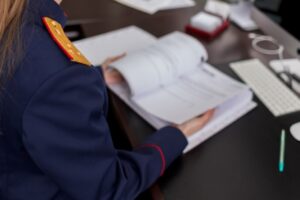 Следовательницу, которая назвала слова избитого силовиками петербургского активиста «объяснением пидараса», привлекли к дисциплинарной ответственности