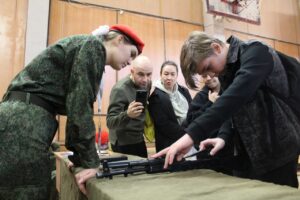 Команды пяти петербургских школ соревновались в сборке автоматов и вязании узлов. Игру организовала «Юнармия»