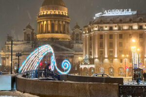 Петербург украсили на рекордную сумму перед Новым годом — 2024. Посмотрите, как выглядят гирлянды и световые конструкции в центре города