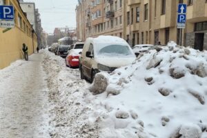 Как циклон «Ваня» влияет на Петербург: водители стоят в пробках, пешеходы травмируются на льду