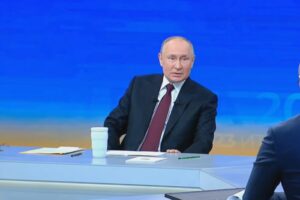 Путин впервые с начала войны проводит прямую линию. «Бумага» собирает главное — в обновляемой трансляции