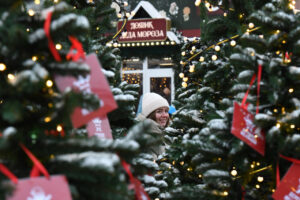 На Дворцовой и Манежной площади открылись новогодние ярмарки. Посмотрите, как они выглядят