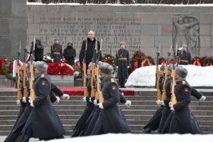 Сегодня в Петербурге отмечается 80-летие снятия блокады Ленинграда. Путин возложил цветы на Пискаревском кладбище