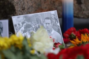 Девять лет без Немцова. Петербуржцы несут цветы и фотографии к Соловецкому камню — четыре кадра
