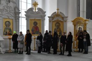 Полиция проверяла документы на выходе из Смольного собора. Петербуржцы пришли туда на поминание Алексея Навального