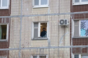 На Пискаревском проспекте беспилотник упал на жилой дом. Что об этом известно