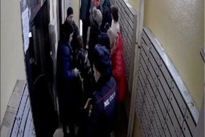 В Шушарах упал лифт, в котором могло находиться до 15 человек. Пострадали дети