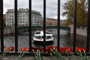 На Поцелуевом мосту — стихийный мемориал в память о погибших в ДТП с автобусом. 3 фото