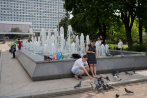 Как происходит очистка фонтана в Рахманиновском сквере — в фоторепортаже «Бумаги»