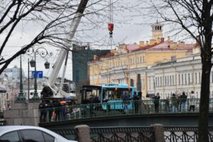 Власти Петербурга могут разорвать контракт с ООО «Такси», сообщает «Коммерсант». Автобус этой компании упал в Мойку