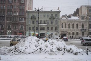 В центре пробки и лужи, спальные районы замело. Как власти и жители справляются с последствиями снегопада