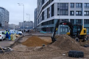 На намыве Васильевского острова власти разрушили готовое благоустройство. Жители недовольны. Кто прав и как это связано с проблемой парковок