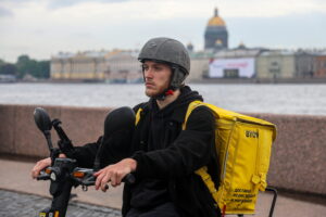 30-минутная доставка вместо 15 минут, штрафы и получение прав. Читайте, как выполняется запрет курьерам ездить в центре на велосипедах