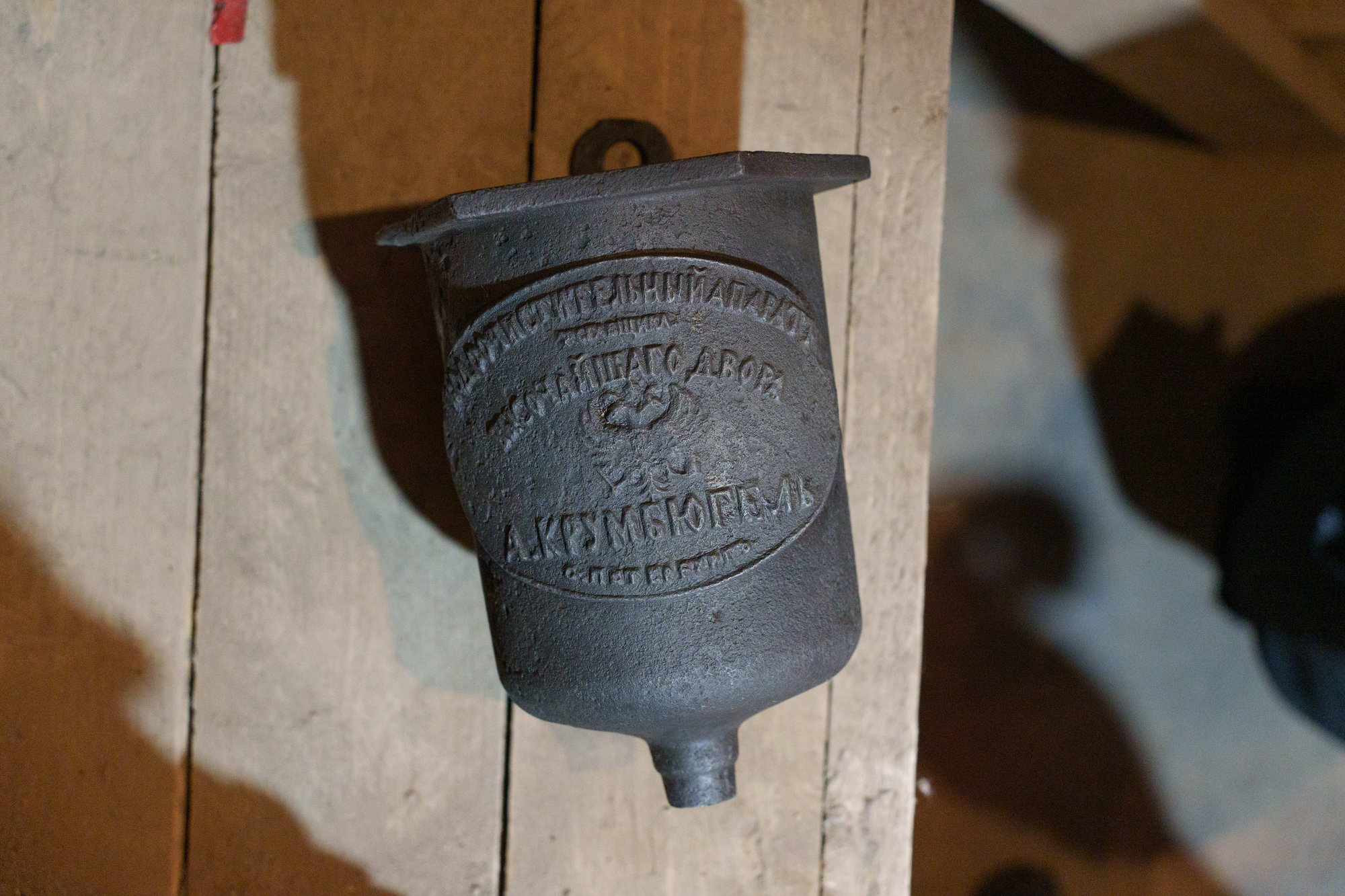 Находки из бывшего подвесного двора. Фото: «Бумага»