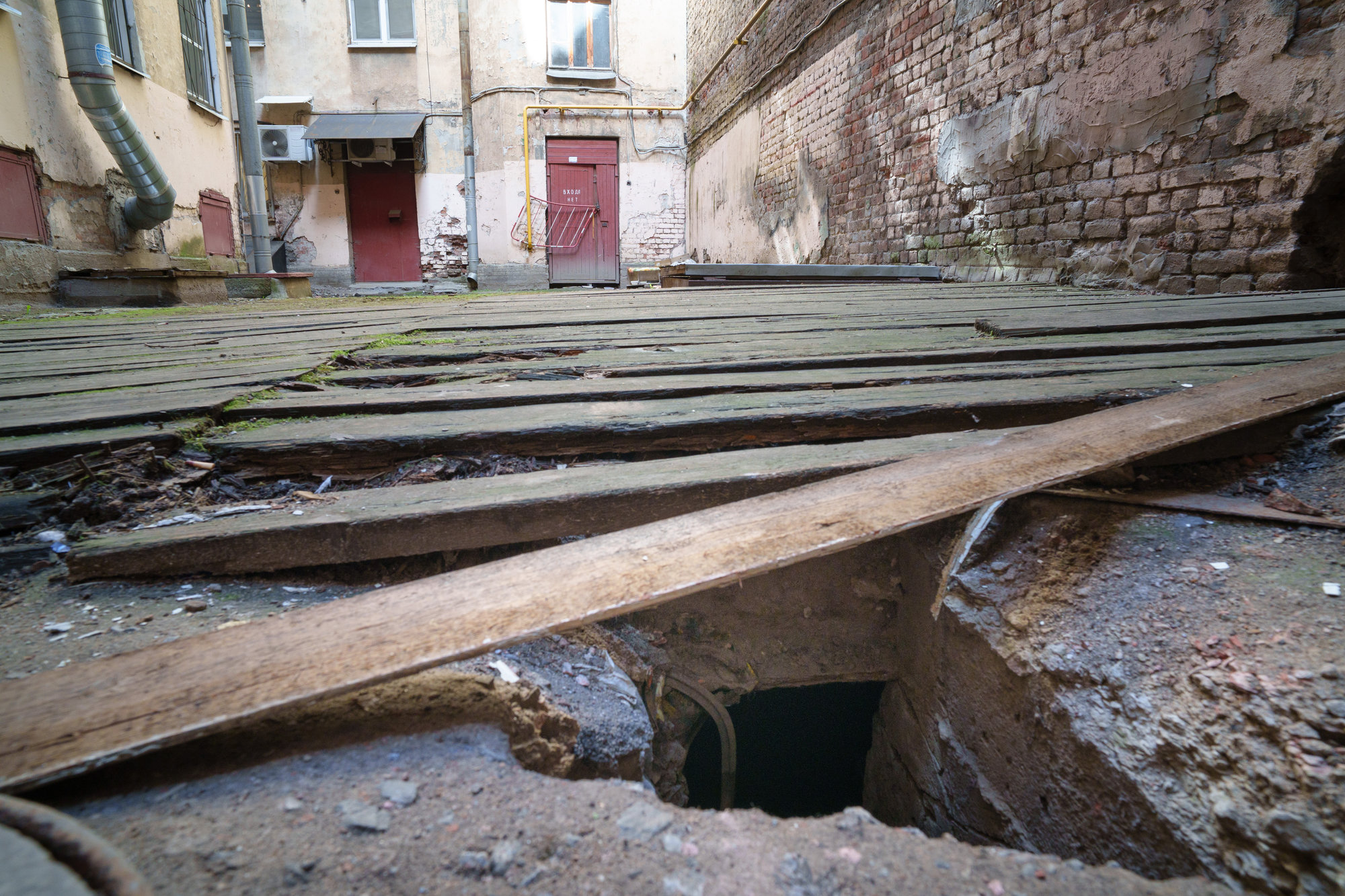 Подвесной двор на 9‑й Советской улице, 11‑13. Фото: «Бумага»