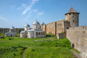 Попробовать миногу, осмотреть первые в России «лофты» и прогуляться по крепости. Гид «Бумаги» по Ивангороду, который обещают открыть для туристов