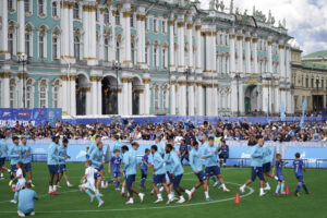 Чем запомнится лето-2025 в Петербурге? 10 фотографий «Бумаги»: от футбольного поля на Дворцовой и ремонта Невского до атак БПЛА