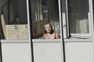 Она включает соседям сирену, а они режут ей проводку и мечтают посадить. История громкого конфликта на Туристской, в котором жалко всех