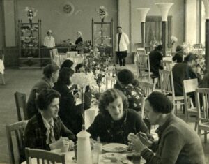 Фабрики-кухни — это освобождение от быта и памятники конструктивизма. Зачем их строили и что с ними сейчас