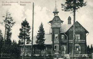 В лесу под Петербургом ходил трамвай, был театр и боулинг. История исчезнувшего дачного поселка Леовилла — от него остались только просеки и руины