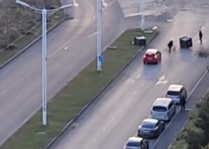 Водитель поставил на место мусорные баки, упавшие из-за ветра. В соцсетях его (заслуженно) хвалят