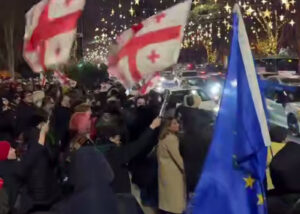 Протестующие собираются на Руставели несмотря на предупреждение полиции