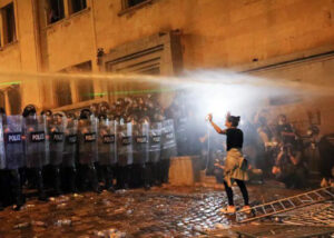 Отравляющее вещество времен Первой мировой использовал грузинский спецназ для разгона митингующих. В МВД говорят, что это не так