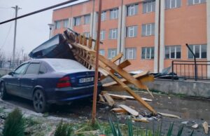 «Эту часть крыши делали при прошлой власти». Грузинские соцсети позабавил комментарий мэрии Хашури