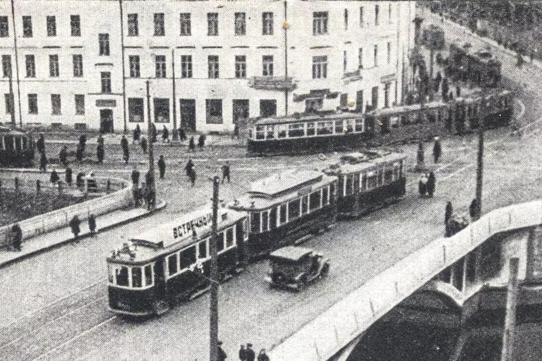 Дом по адресу Набережная Обводного канала, 142 в 1934 году. Фото: Альбом «Город Ленина: Ленинградский совет XIII созыва»