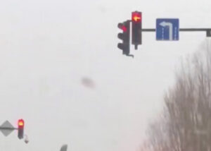 Сильный ветер продолжает бушевать в Тбилиси