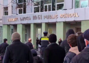 Вооруженный человек врезался в ограждение у школы №51 в центре Тбилиси и попытался скрыться