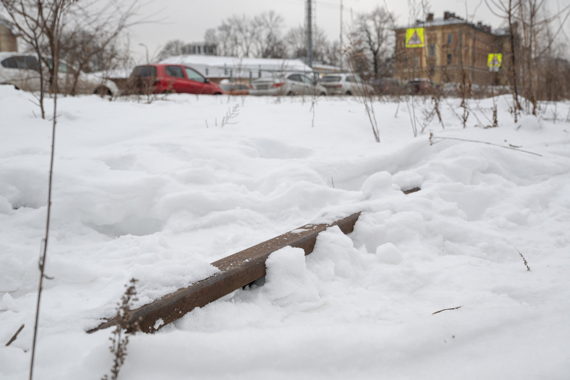 Остатки железнодорожных рельс у станции «Бадаевская». Фото: «Бумага»