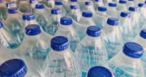 Запрет на продажу напитков в пластиковых бутылках могут ввести в Грузии