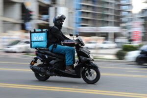 Иностранцы не смогут быть курьерами и таксистами