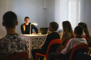 «Первой нашей домашкой было нарисовать граффити на заброшке». Каким ученики запомнили школьного учителя Николая Комягина