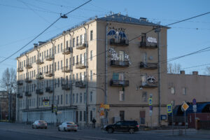 Люди гуляют в пустующих домах на Обуховской Обороны — их скоро снесут ради моста. А пока здесь тусуются и роются в оставленных вещах