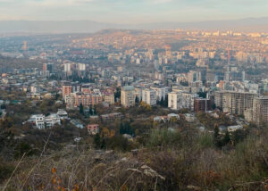 «Я верю, что для выращивания детей нужна целая деревня. Тут такая деревня получилась сама». Опыт: я живу в Крцаниси