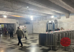 Ремонт верхнего вестибюля станции метро «Варкетили» приостановили. Причина — трещины