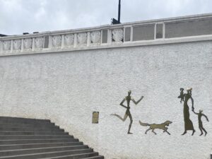 «Семья на прогулке» — новая работа скульптора Гии Джапаридзе появилась в парке Ваке