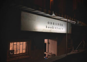 О помощи просит книжный Odradek. Он временно закрылся из-за закона о разрешении на работу и испытывает финансовые проблемы