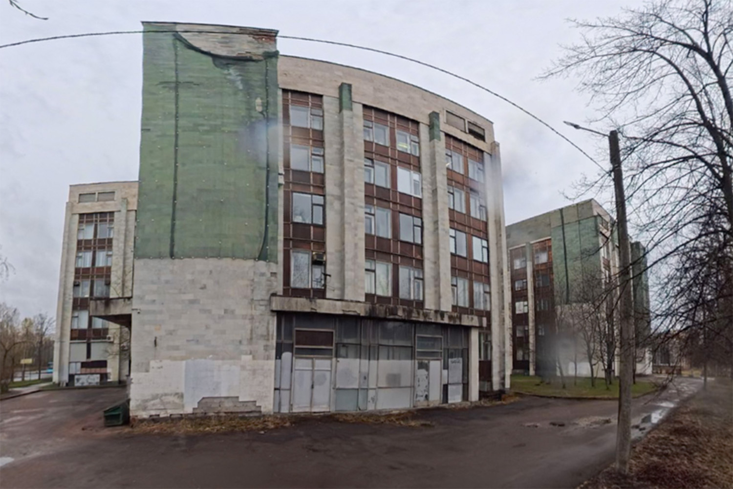 Панорама пострадавшего от обстрела корпуса. Фото: «Яндекс Карты»